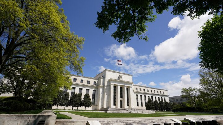 Federal Reserve Holds US Interest Rates Steady Amid Economic Uncertainty