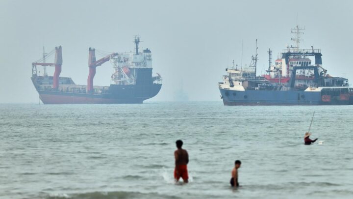 Iran Asserts Control Over Strait Amid US Tensions