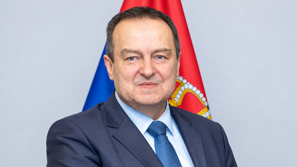Дачић у мишијој рупи од када је умро Младић, Вучић и патријарх одсуствују са сахране
