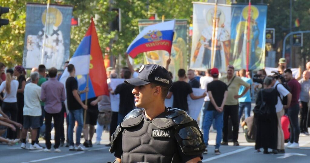 Полиција привела монаха и грађане код Скупштине током Прајда у Београду